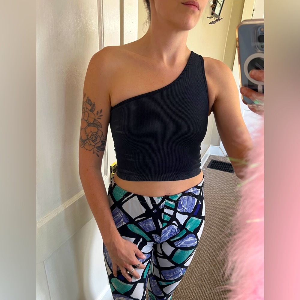 Black activewear crop tank